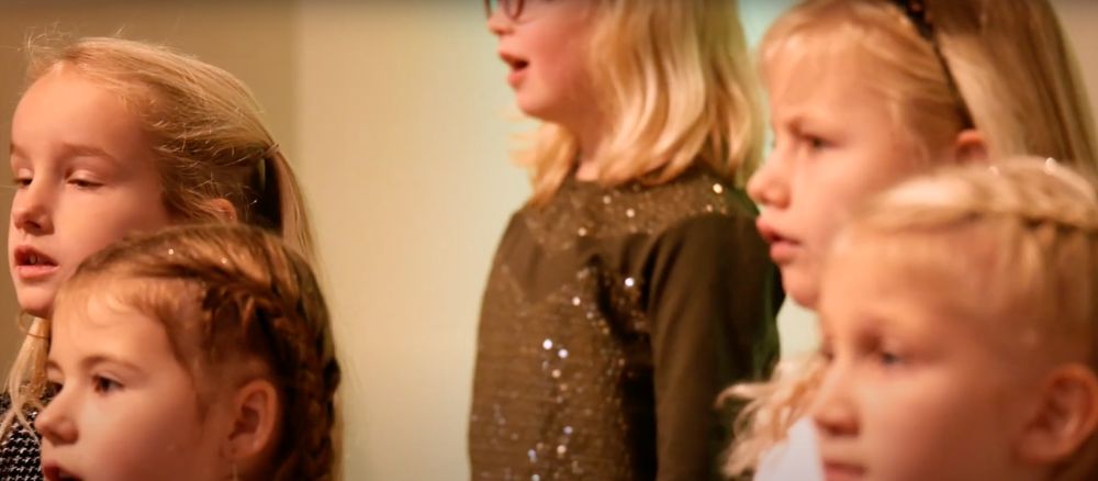 Kinderen die meezingen
